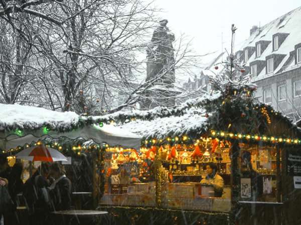 Mercatino-di-Natale-di-Friburgo-in-Brisgovia-Freiburger-Weihnachtsmarkt-Germania.-Copyright-FWTM-Fotograf-Karl-Heinz-Raach-600